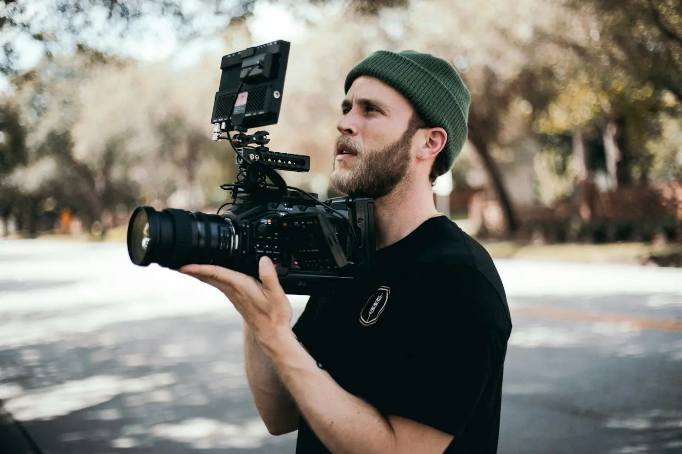 Camarógrafo con cámara de cine grabando en exteriores
