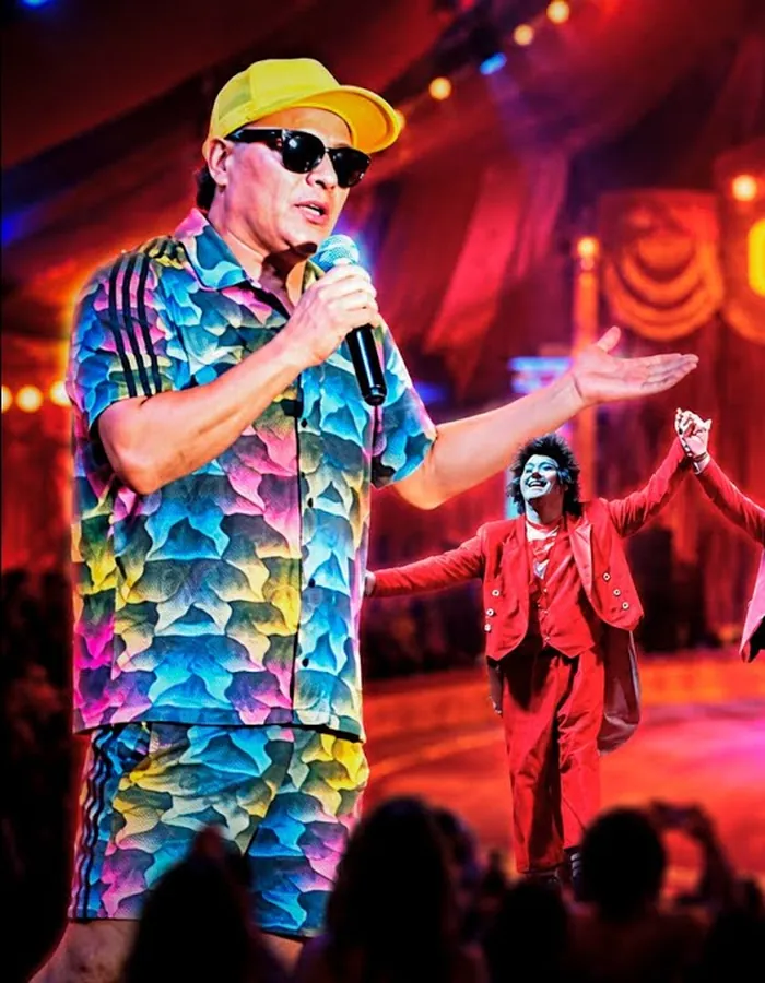 El Chino Risas con micrófono en el escenario del Golden Circus 2026