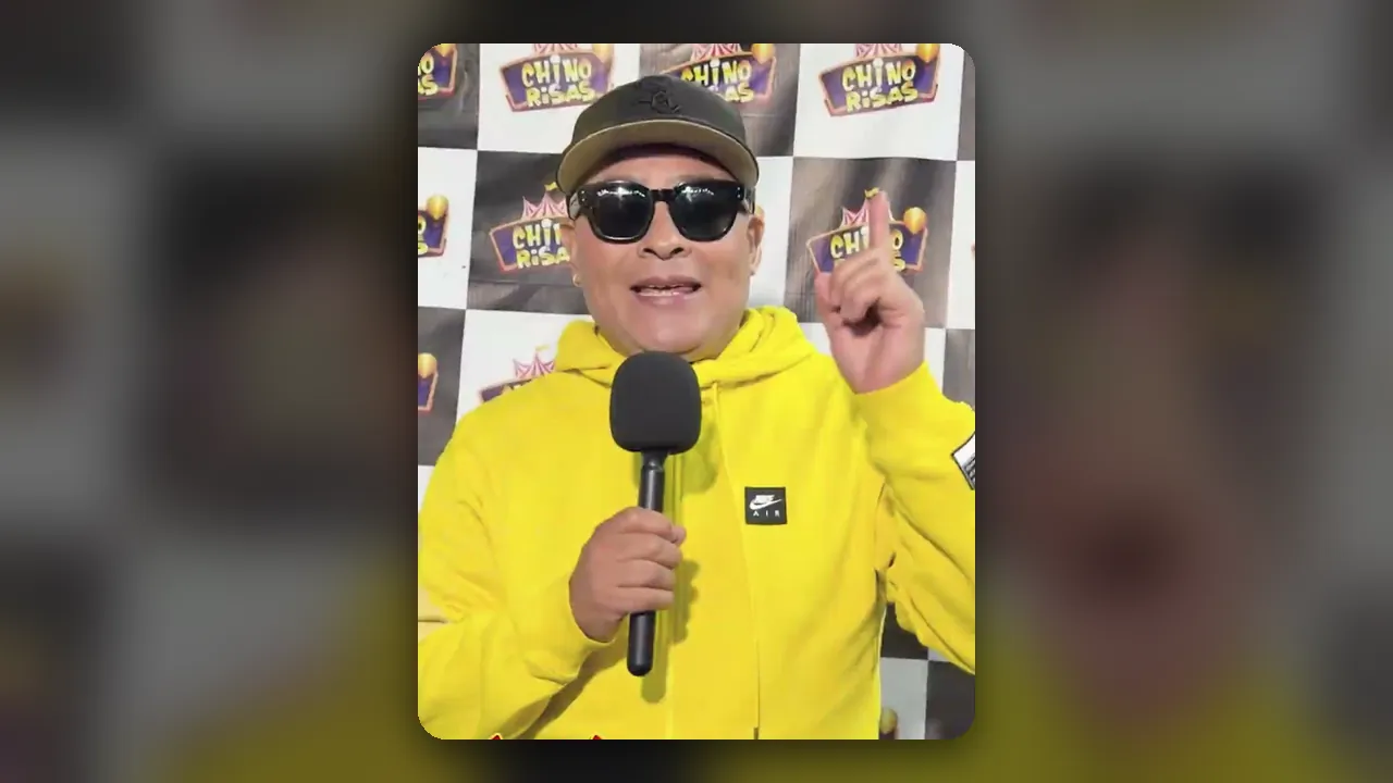 El Chino Risas grabando un reel vertical con micrófono
