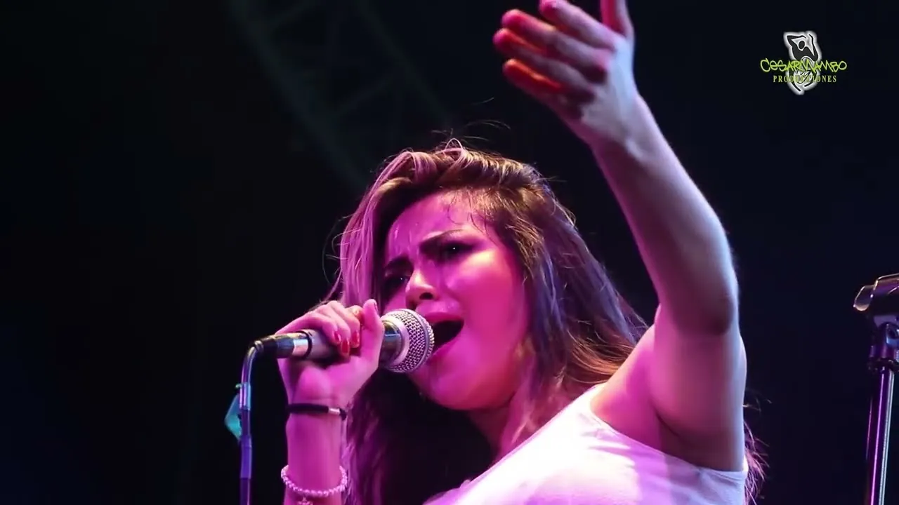 Cantante de Son Tentación en un plano con corrección de color